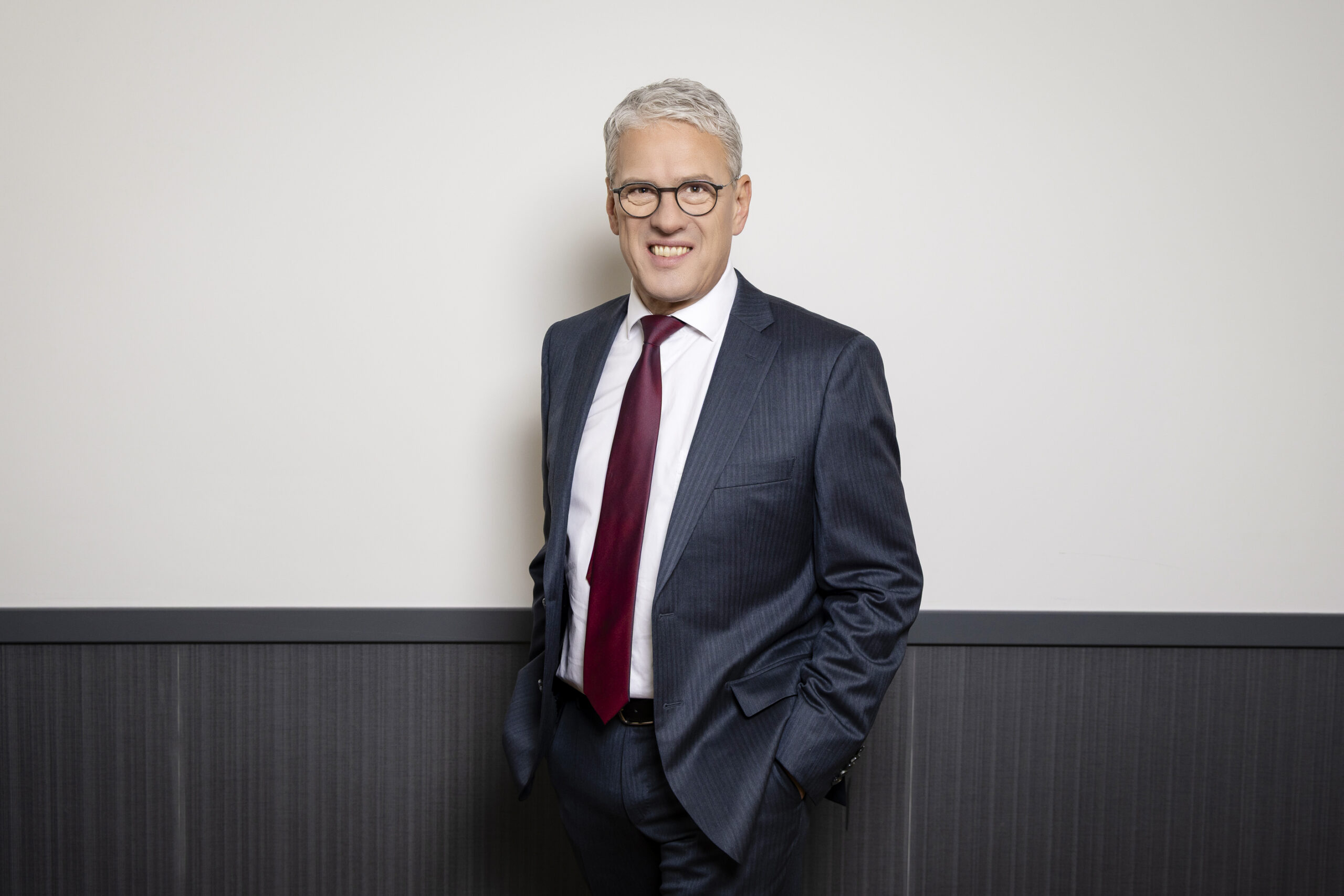 Mann mit Anzug. Er ist Headhunter in Wien bei Iterate Match und heißt Erich Pichorner